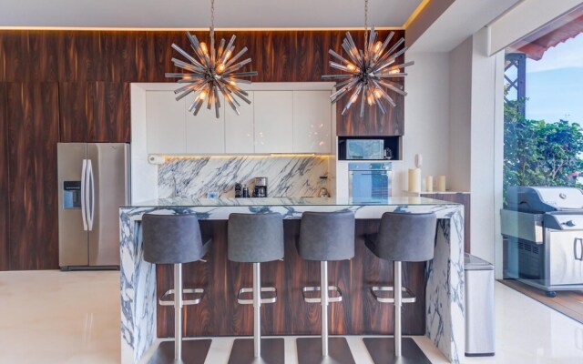 Pier 57 Penthouse 703 Romantic Zone Spectacular Ocean Views