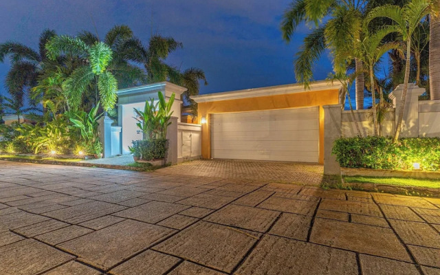 Tropical Luxury 4BR Pool Villa w Game Area