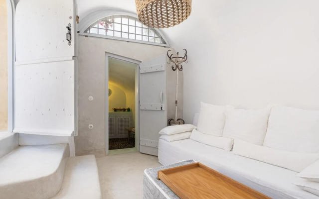 Nido House in Santorini