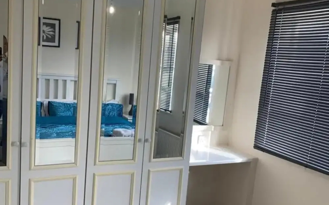 Charming 2-bed House in London