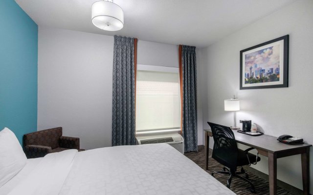 Clarion Inn & Suites DFW North