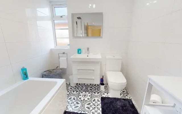 Immaculate 4-bed House in Romford