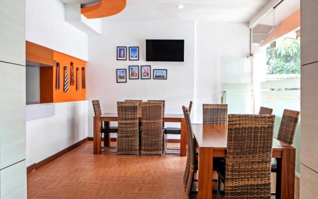 RedDoorz Syariah near BTC Fashion Mall