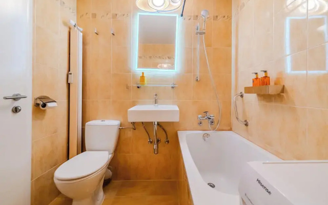 The Green Corner Apartment With Balcony