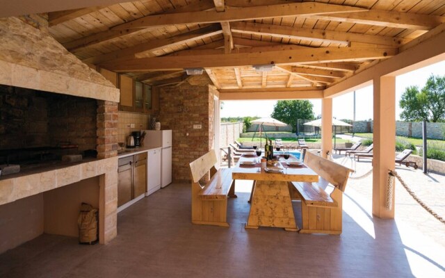 5 Villa Antique With Extra Large Pool