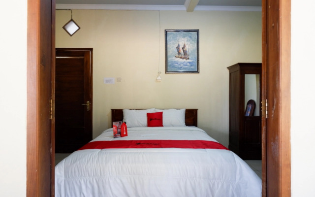RedDoorz Syariah near Alun Alun Pacitan 2