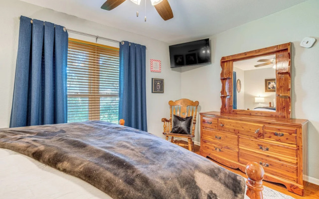 Outdoor Entertainment Space: Austin Family Home