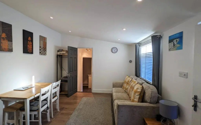Old Garage Lodge - Spacious Bungalow close to Deal Beach !