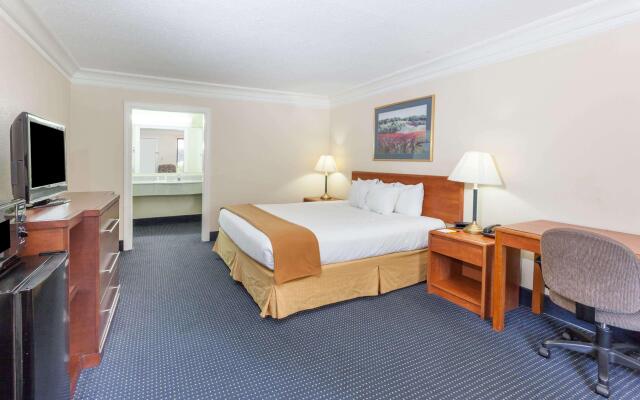 Super 8 by Wyndham Dalton/Convention Center Area