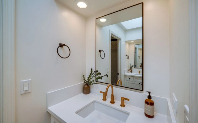 Bakersfield Oasis: Private Pool, Hot Tub & Patio!