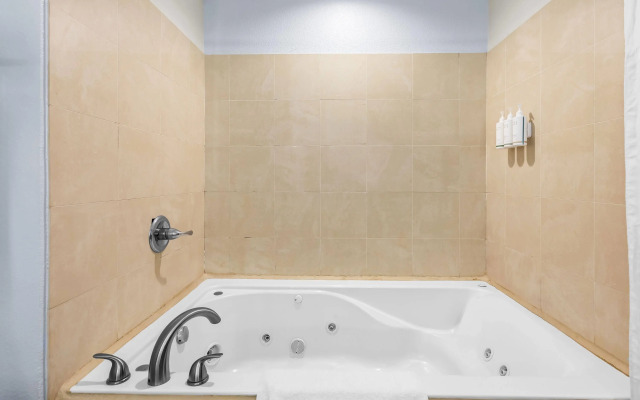 Days Inn & Suites by Wyndham Lakeland