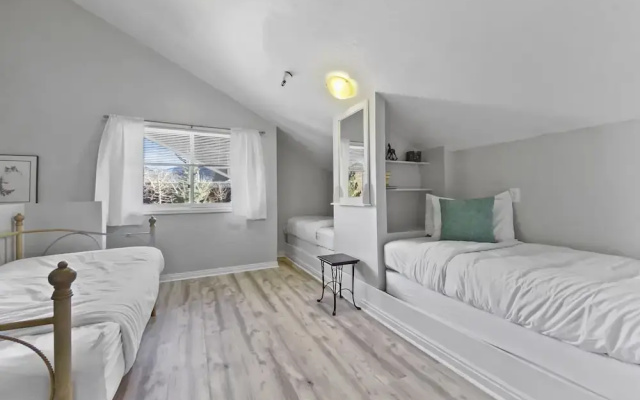 310 Snowblaze 2 Bedroom Condo by RedAwning
