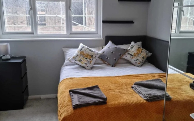 Impeccable 4-bed House in London With Jacuzzi
