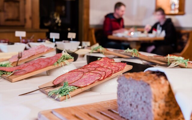 Hotel Rothirsch by Skinetworks