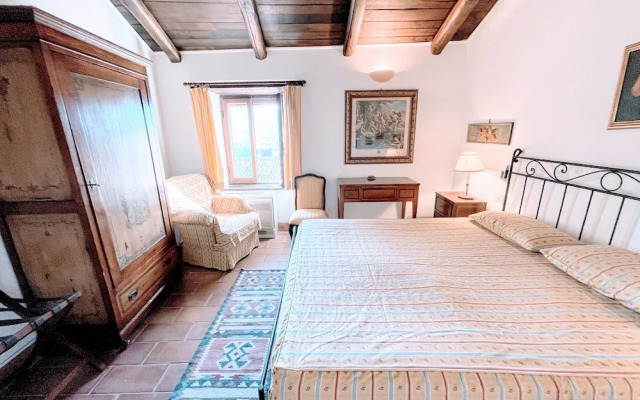 Vicolo - Sleeps 5 With air Con, Wifi, Balcony for Dining and Pool