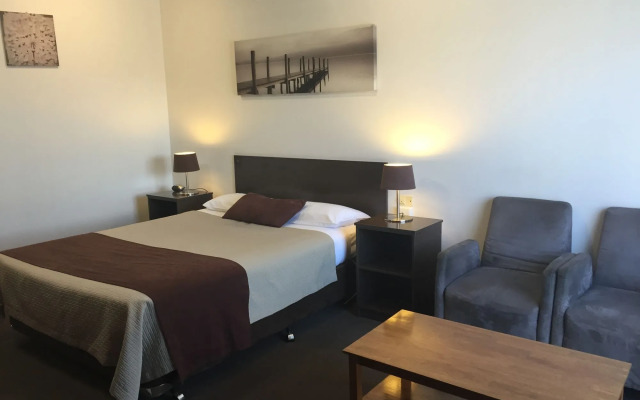 Ploughmans Motor Inn