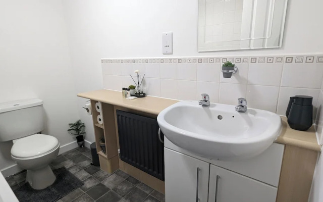 Burnley-4-bedroom House-sleeps 6-parking-clariturf