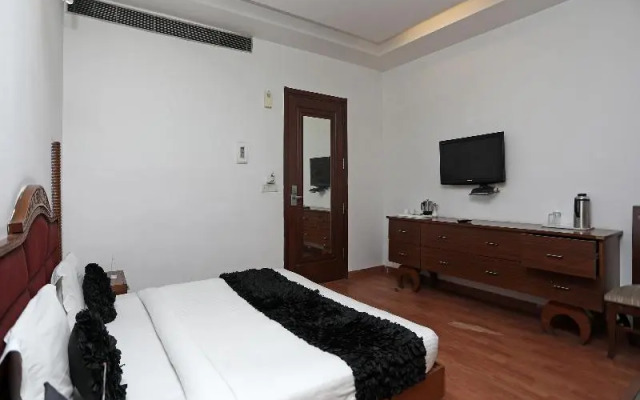 OYO 4258 Hari's Court Inns & Hotels