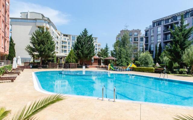 Compact studio with an indoor pool near Cacao Beach