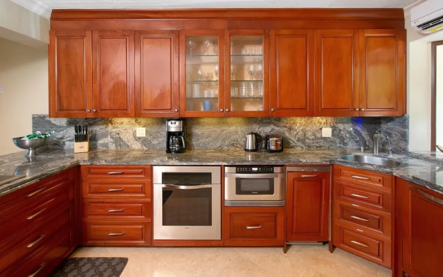 Luxury 2BD Villa on Flamingo Beach With All Bells and Whistles