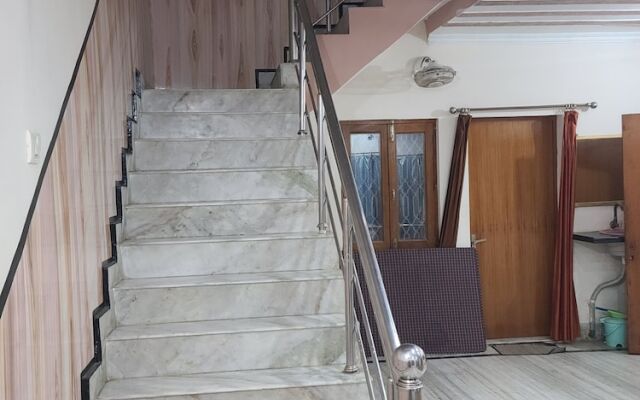 Roomshala 153 Hotel Krishnashrya
