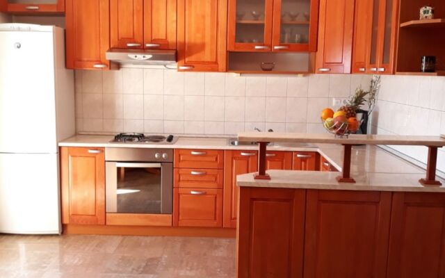Apartment Zdravko - with parking : A1 Omis, Riviera Omis