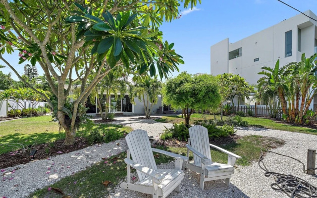 Tropical Siesta 2 Bedroom Home by RedAwning