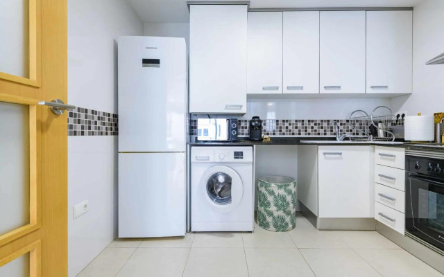 Apart Port Arenal con terraza y piscina