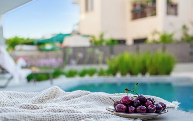Sanders Olive - Chic 2-bdr Apt With Shared Pool