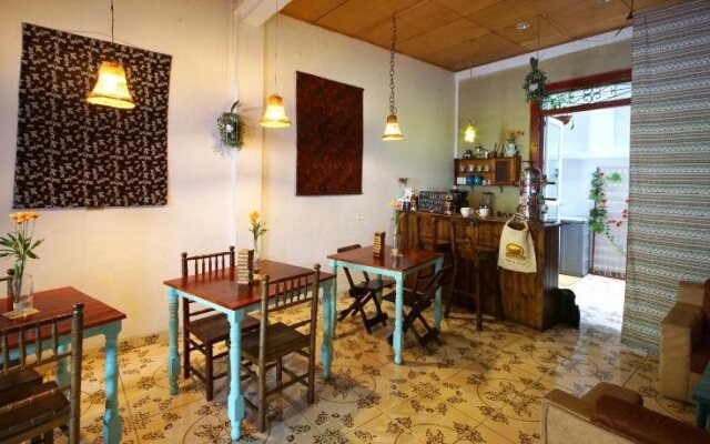 La Casa Cafe Guesthouse
