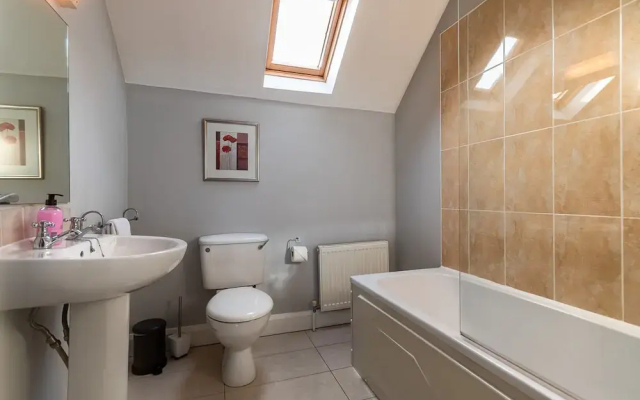 3 Bedroom pet Friendly Home With Access to Pool