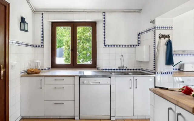 JOIVY 3-BR Cottage w/Terrace & Garden in Colares