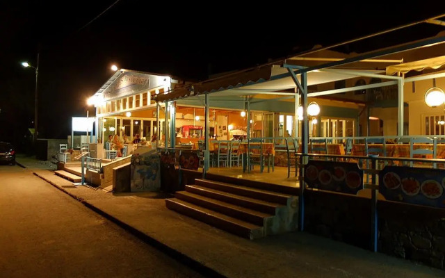 Socrates Apartments & Restaurant