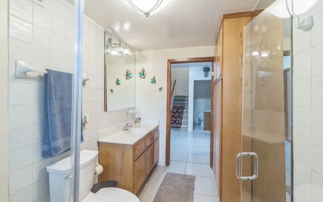 Russell House Near Hollywood & Griffith Park 3 Bedroom Home