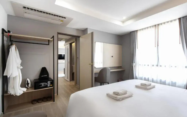 The Riski Hotel at Bangphlat Station