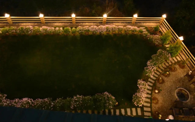 The Golden Peak, Hotel