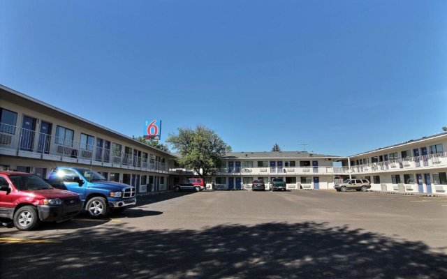 Motel 6 Bismarck, ND