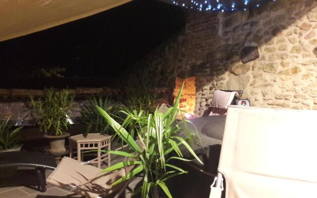 Maison atypique dans cité médiévale