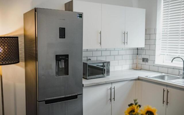 Newly Refurbished Sylish Hull 3 Bed Apartment