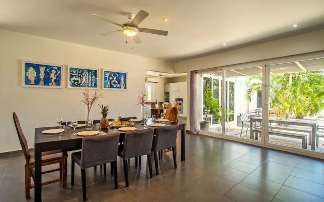 Stunning Modern Home, Near Beaches Full AC