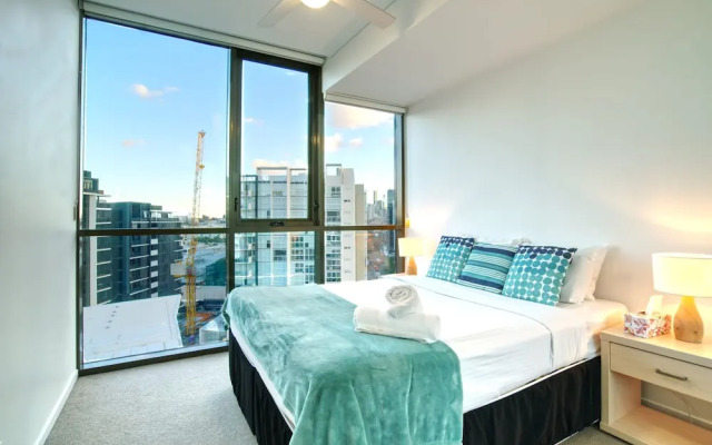 2BR Food Drink Hub Pool 2 Cars Gym Rooftop