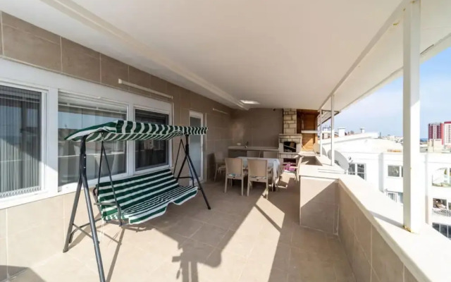Spacious and Central Apartment near Lara Beach in Muratpasa, Antalya