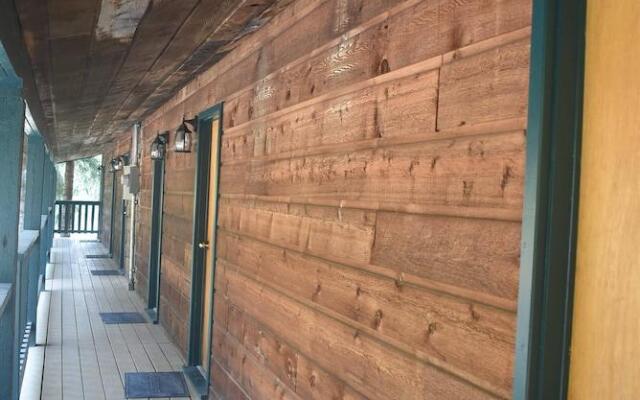 Helmcken Falls Lodge