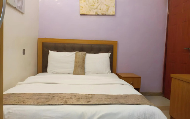 Euro Lounge and Suites