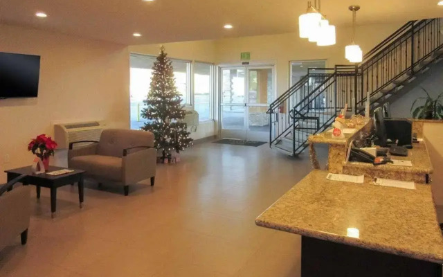 Quality Inn & Suites near Downtown Bakersfield