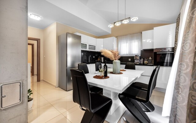 2 Bedroom Apartment Near Sibenik Krka Waterfalls