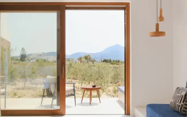 ROOTS Nature Living Milos