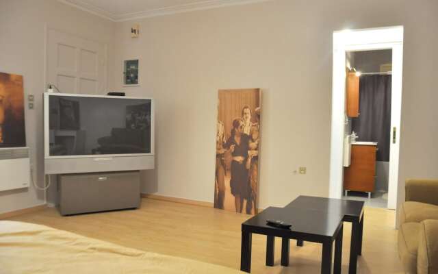 Studio in Glifada, With Furnished Garden and Wifi - 1 km From the Beac