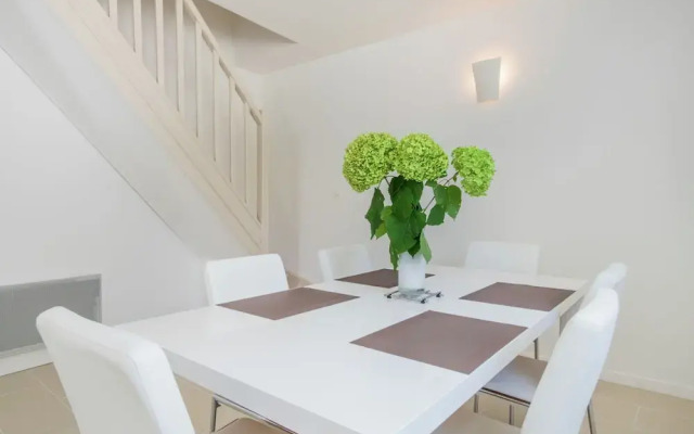 Luxury Holiday Home With Lawn in Beaumont-en-véron Near Chinon