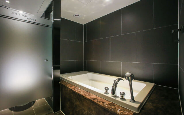Hotel 2.4